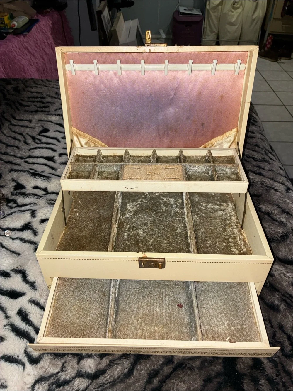 Vintage Decorative Jewelry Box in Cream with Gold Accents